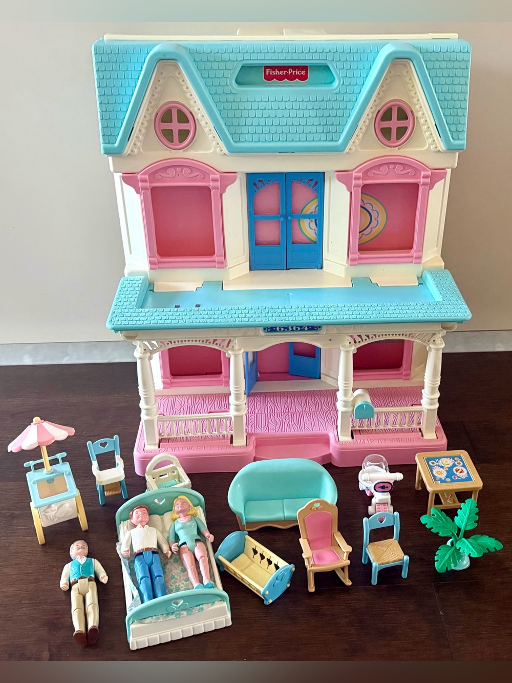 VINTAGE 1993 FISHER PRICE DREAM DOLL HOUSE (6364) WITH FURNITURE & DOLLS